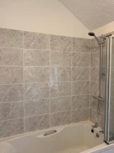 Comfortable 2 bedroom Apartment 7 Minute Walk to Train Station
