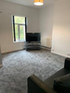 Comfortable 2 bedroom Apartment 7 Minute Walk to Train Station