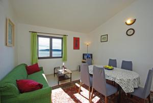 Apartments by the sea Okrug Donji, Ciovo - 18300