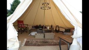 Home Farm Radnage Glamping Bell Tent 7, with Log Burner and Fire Pit - Ubytování bez kategorie ve městě High Wycombe