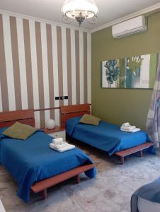 Twin Room with Private External Bathroom