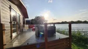 Tattershall Lakeside Lodge Indulgent wheelchair accessible 8 berth with Hot Tub - 塔特舍尔