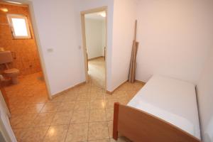 One-Bedroom Apartment with Terrace and Sea View room in Apartments by the sea Zubovici Pag - 6356