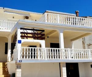 Apartments with a parking space Metajna, Pag - 6423 