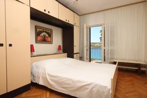 Three-Bedroom Apartment with Balcony and Sea View room in Apartments by the sea Stara Novalja Pag - 6390