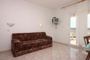 One-Bedroom Apartment with Terrace and Sea View room in Apartments with a parking space Kustici Pag - 6287