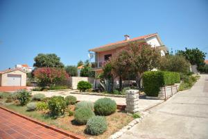 Apartments with a parking space Novalja, Pag - 6318 
