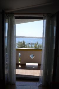 Apartments by the sea Kustici, Pag - 6335