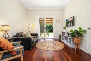 Hughes Hideaway - 2BR Cottage on 1 Acre w Air Con, King Beds