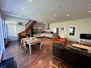 La Liberté, Loft 90 m2 rénové centre-ville, terrasse amenagee, jeux & parking