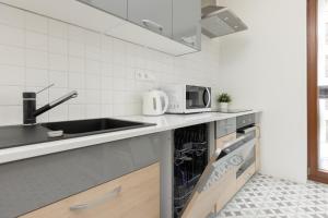 Warsaw Apartment Sierakowskiego by Renters