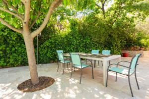 Maisons de vacances Maison de 4 chambres avec vue sur la ville piscine privee et jardin clos a Auriol : photos des chambres