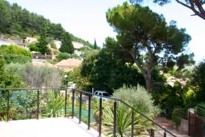 Maisons de vacances Maison de 4 chambres avec vue sur la ville piscine privee et jardin clos a Auriol : photos des chambres