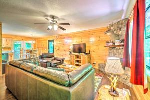 Cozy Gatlinburg Hideaway with Private Hot Tub!