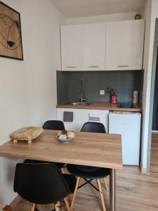 Appartements Charmant studio renove avec parking gratuit sur place : Appartement 1 Chambre