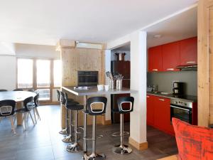 Appartement rénové pour 15 pers. aux pieds des pistes avec espace bien-être et balcons - FR-1-181-1085
