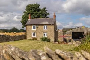 Luxury Farmhouse with Stunning Views and Hot Tub - Allerston