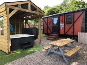 Luxury cosy carriage with electric private hot tub - Clodock