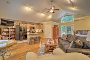 Quiet Studio Escape about 2 Mi to Blue Ridge Parkway!