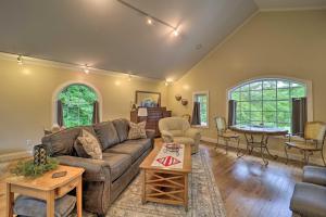 Quiet Studio Escape about 2 Mi to Blue Ridge Parkway!