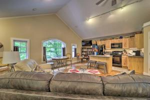 Quiet Studio Escape about 2 Mi to Blue Ridge Parkway!