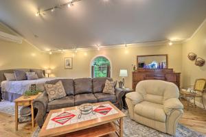 Quiet Studio Escape about 2 Mi to Blue Ridge Parkway!