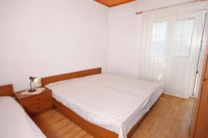 Two-Bedroom Apartment with Terrace and Sea View room in Apartment Metajna 6351a