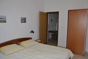 One-Bedroom Apartment with Terrace and Sea View room in Apartment Kustici 6335e