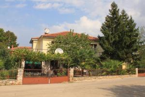 Apartments with a parking space Umag - 6978 