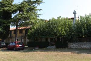 Apartments with a parking space Umag  6995