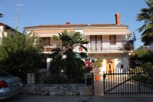 Apartments with a parking space Novigrad - 7054