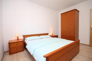 Apartments with parking space Porec - 7042