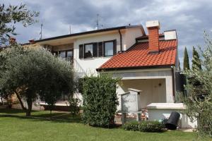 Apartments with a parking space Umag - 7060