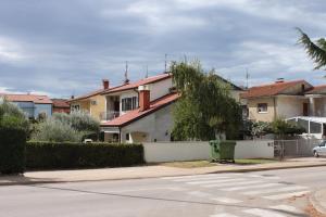 Apartments with a parking space Umag - 7060 