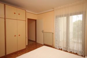 Apartments with a parking space Umag - 7060