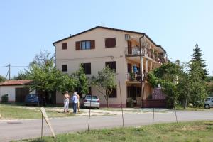 Apartments with a parking space Umag - 7073