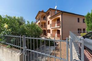 Apartments with a swimming pool Novigrad - 7078 