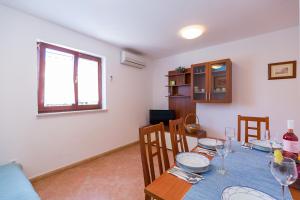 Apartments with swimming pool Novigrad - 7078