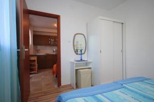 Apartments with parking space Porec - 7024