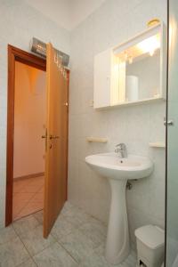 Apartments with a parking space Umag - 7058