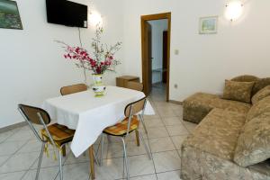 Apartments with a parking space Umag - 7058