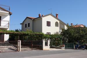 Apartments with a parking space Novigrad - 7020