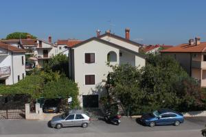 Apartments with a parking space Novigrad - 7020