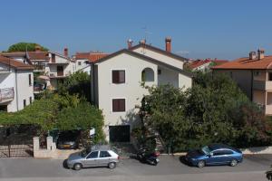 Apartments with a parking space Novigrad - 7020 