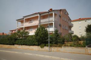 Apartments with a parking space Novigrad - 7049