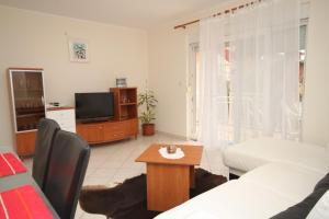 Apartments with a parking space Novigrad - 7049