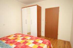 Apartments with a parking space Novigrad - 7049