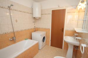 Apartments with a parking space Novigrad - 7049