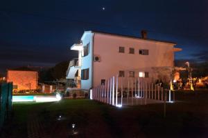 Apartments with a swimming pool Fiorini, Novigrad - 7047 