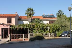 Apartments with parking space Novigrad - 7053